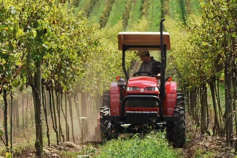 operador-equipamento-agricola-futuro-agritech